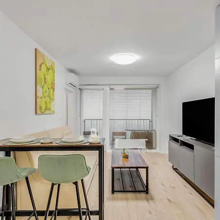 Modern Airport - Bts & Avion Mall * ブラチスラヴァ