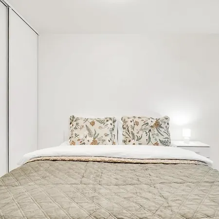 Modern Airport - Bts & Avion Mall * ブラチスラヴァ