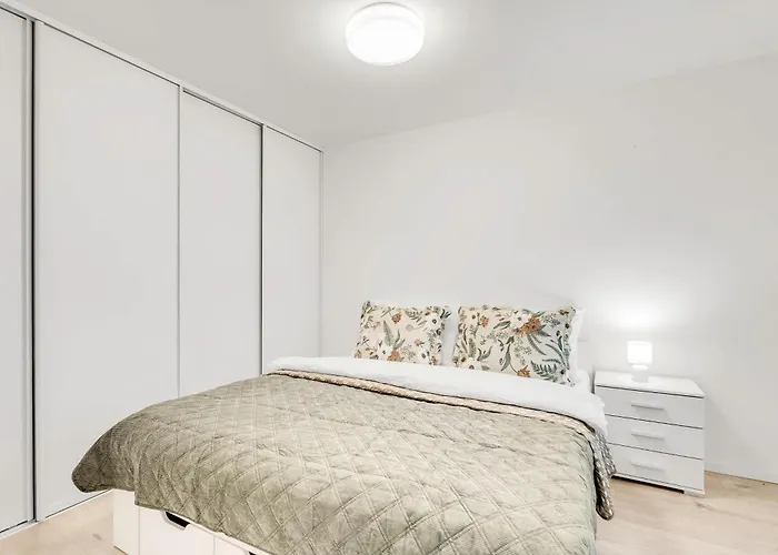 Modern Airport - Bts & Avion Mall * ブラチスラヴァ