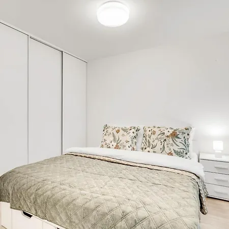 Modern Airport - Bts & Avion Mall * Pressburg