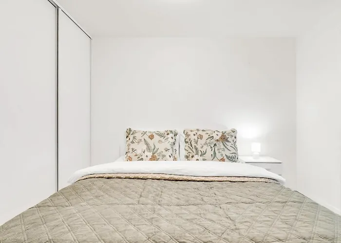 Modern Airport - Bts & Avion Mall * 布拉迪斯拉发